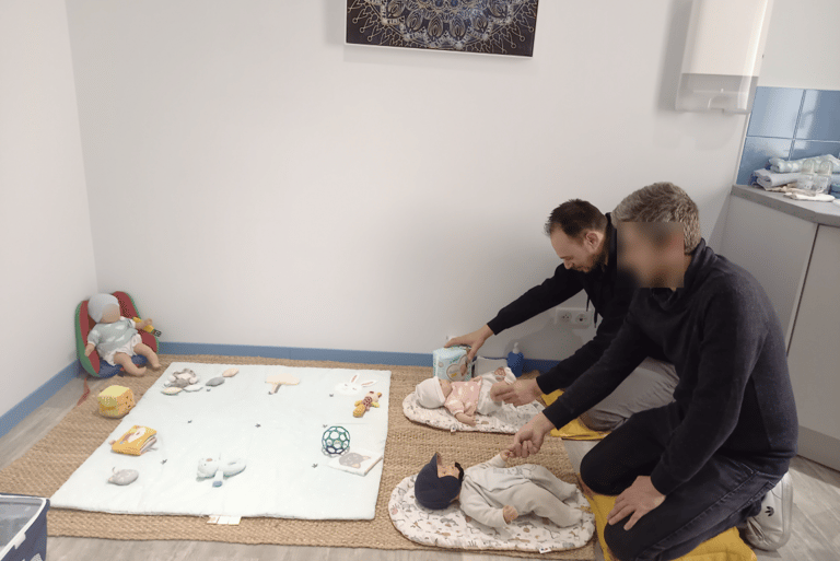 papas changent la couche de bébé