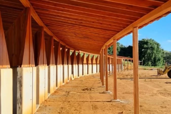 vista da fachada durante a monagem do haras modular prefabricados 