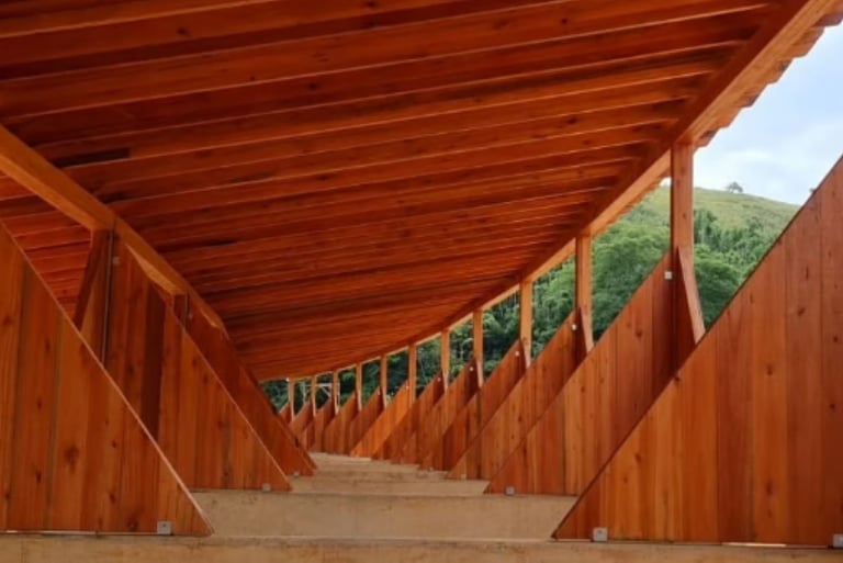 vista por dentro das baias do haras modular prefabricado