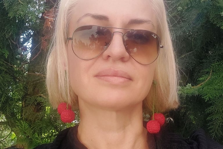 Heklane minđuše inspirisane slatkim crvenim voćkama koje idu u paru.