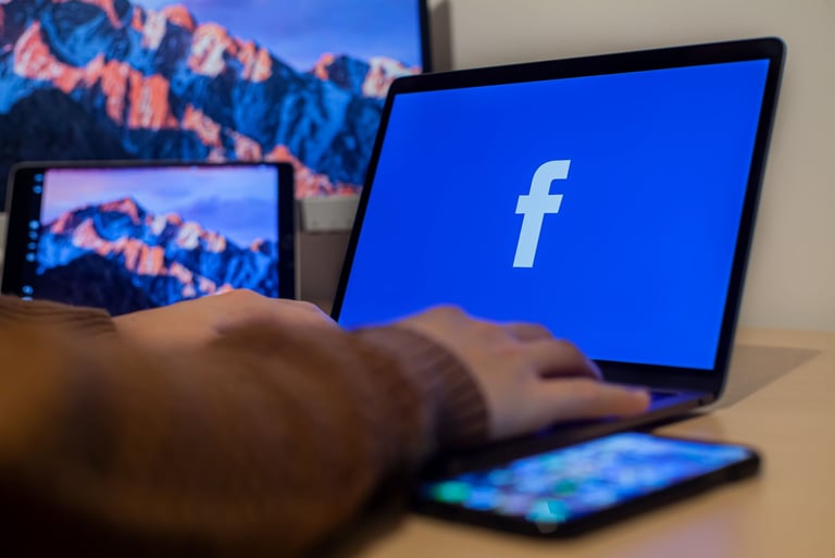 Un professionnel ou community manager à Draguignan gérant la page Facebook d'une entreprise locale s