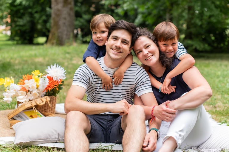 séance photo famille avec papa, maman et deux enfants habillés en marine et marinière, à Toulouse