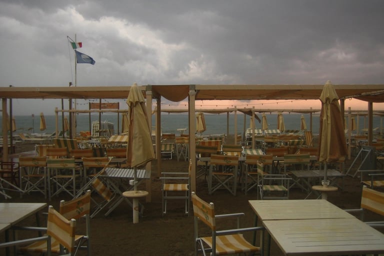 fotografia di una spiaggia prima della tempesta