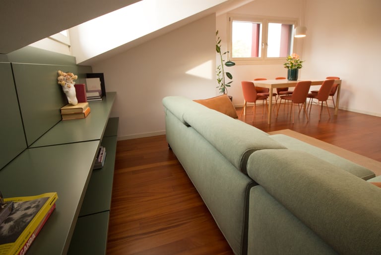 Giulia Sbrogiò | designer - living - interni- design d'interni - boiserie - verde- divano - tavolo in marmo - calligaris