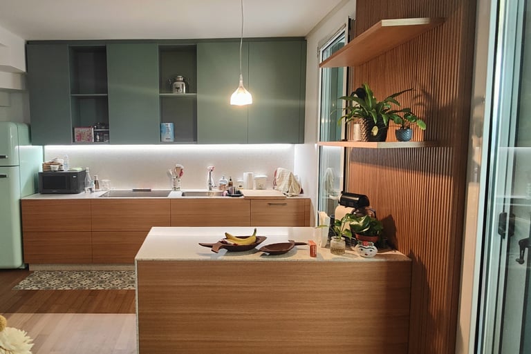 Giulia Sbrogiò | designer - isola- cucina con isola - isola cucina - boiserie a listelli - boiserie - cucina su misura 