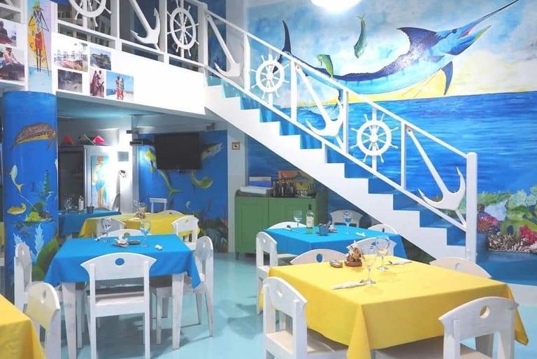 Sala ristorante dell'Hotel Big Game Maio con decorazioni marinare e murales.