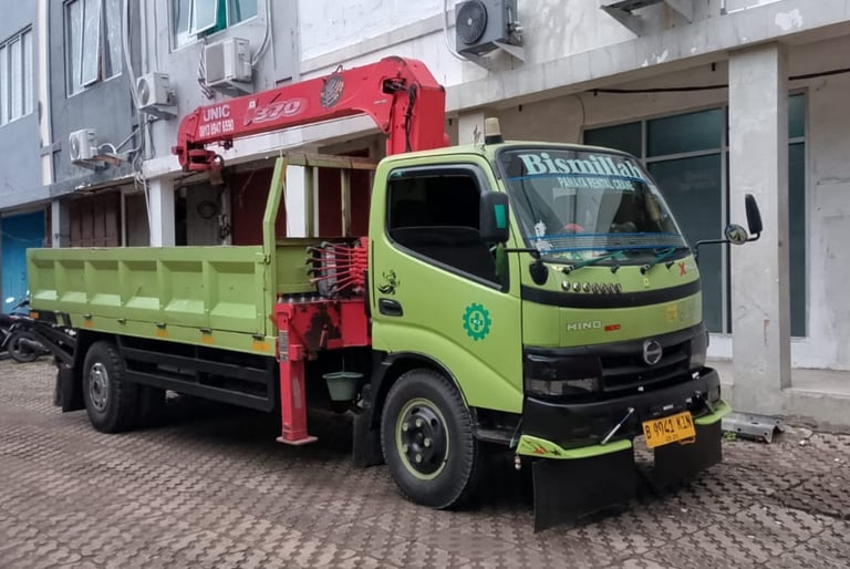 Truck Crane 50 ton warna hijau
