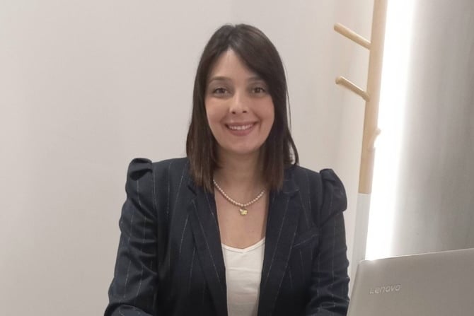 Fotografía de la psicóloga Machín en su despacho en Santander