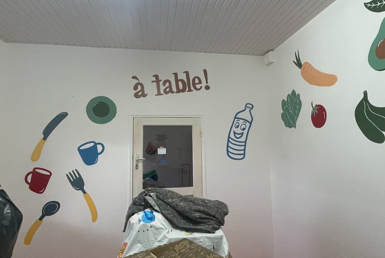 Peinture murale décorative "à table" pour la salle destinée aux repas dans une crèche