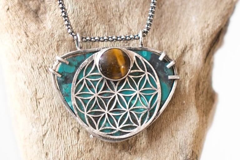 Colgante con Turquesa y ojo de tigre mintado en mandala