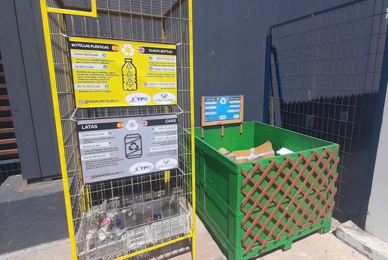 Contenedores o punto verde, de botellas plásticas, latas de aluminio y cartón para reciclaje.