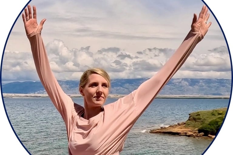 profilbild-von-yogaleherin-anja-mit-schönem-ausblick