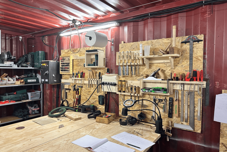 Atelier d’ébénisterie et marqueterie de paille à Marseille.