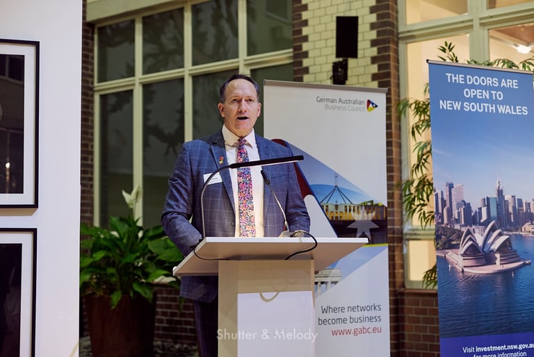 Paul Webster spricht bei einer Veranstaltung in der australischen Botschaft in Berlin.