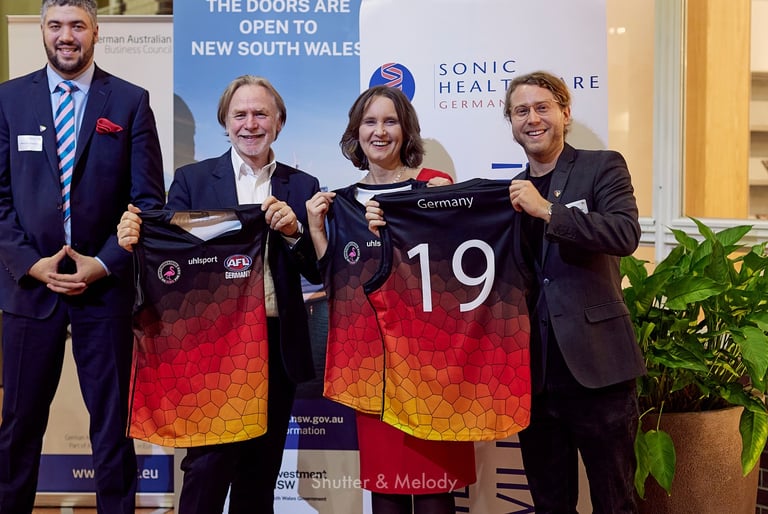 Philip Green und Gäste mit Sporttrikots.