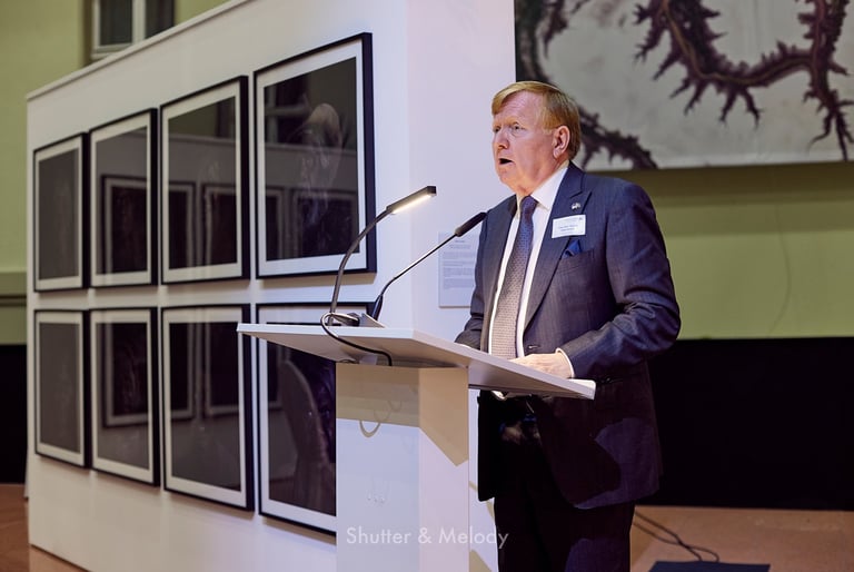 Mann spricht bei einer Veranstaltung in der australischen Botschaft in Berlin