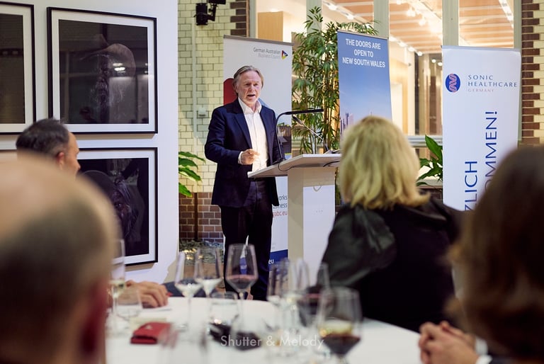 Philip Green hält eine Rede bei einem Abendessen in der australischen Botschaft in Berlin.
