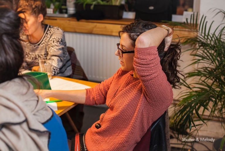 Frau lehnt sich während eines Gesprächs in einer Klasse zurück.