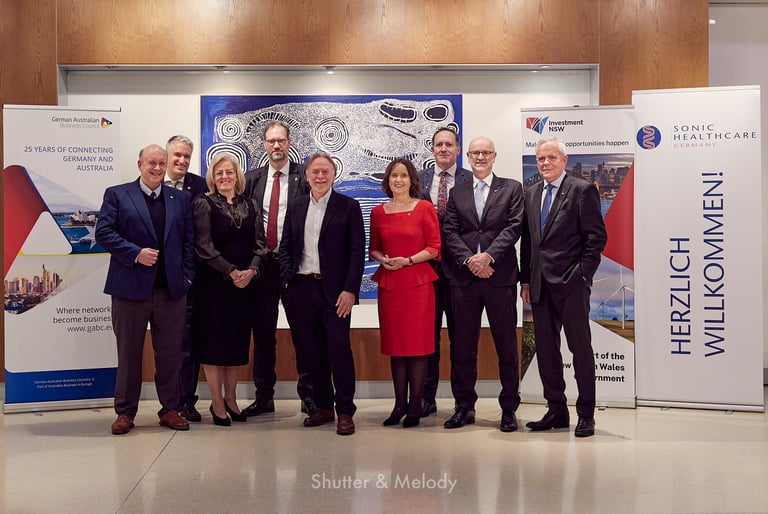 Ein Gruppenbild des australischen Botschafters mit Gästen.