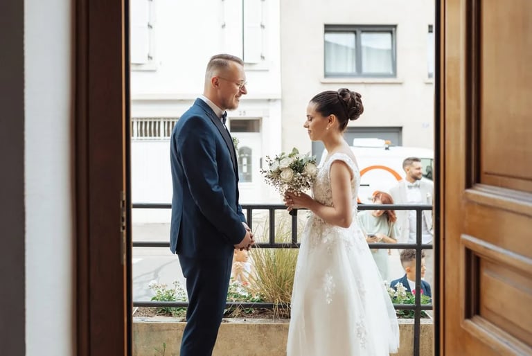 Découverte des mariés sur le pas de la porte, un moment tendre entre la mariée et le marié.