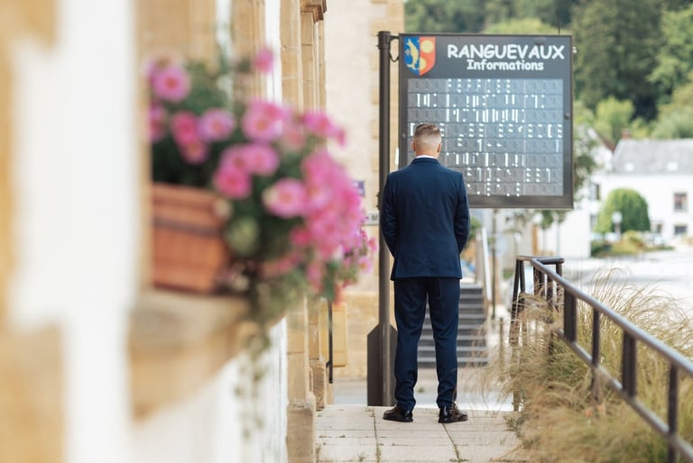 Marié attendant sa future épouse pour la découverte devant la mairie de Ranguevaux.