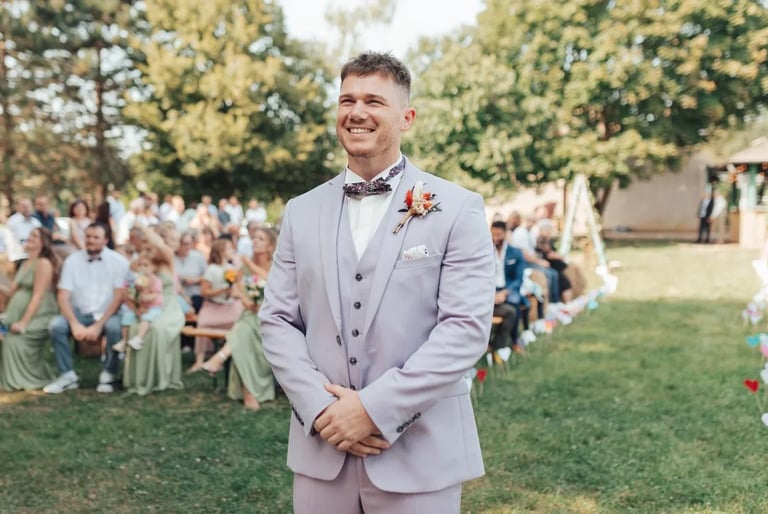 Marié très ému et souriant en découvrant sa future épouse lors de la cérémonie laïque.