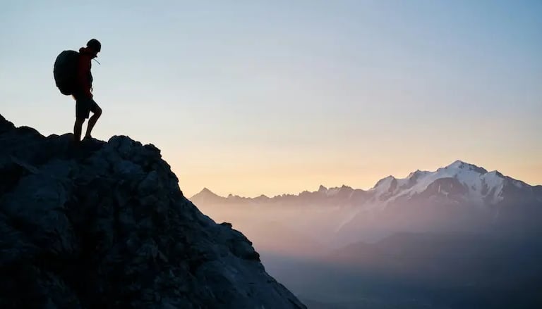 Accompagnateur montagne guidant une randonnée dans les Aravis, près de La Clusaz