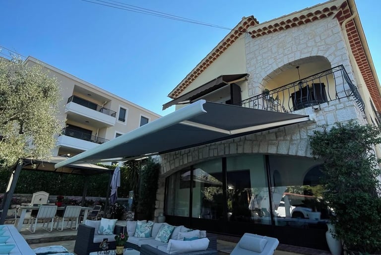 Store coffre intégral gris anthracite sur villa