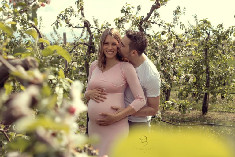 Einzigartige und schöne Schwangerschaftsbilder im Freien in Juelich