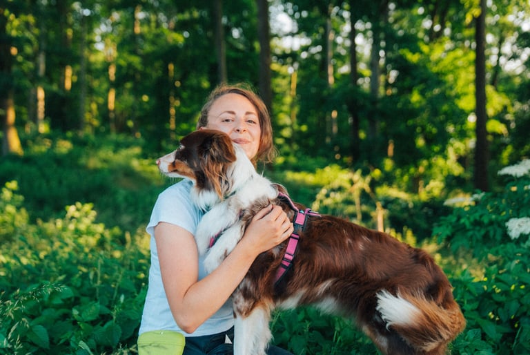 Hundetrainerin Antonia der Hundeschule Takoda in Göttingen mit Hund im Arm 