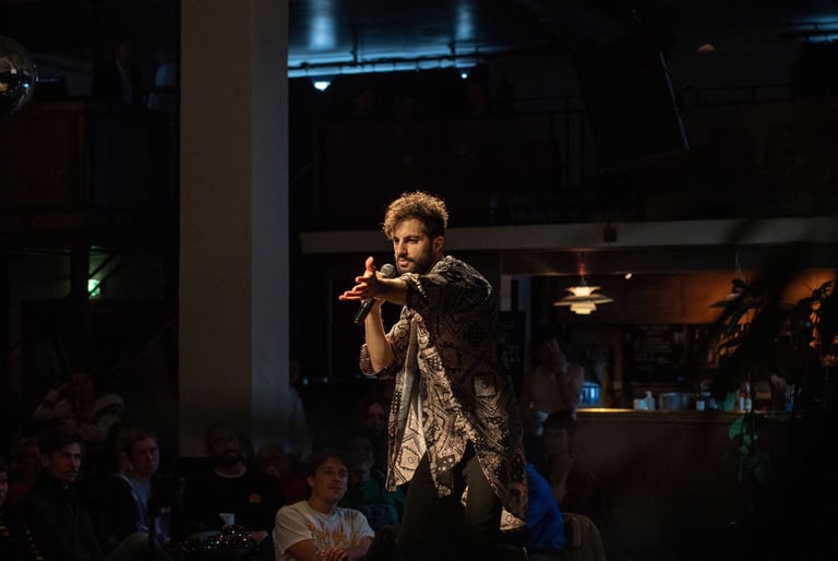 Habibi lors d'une scène à Histoire de Q