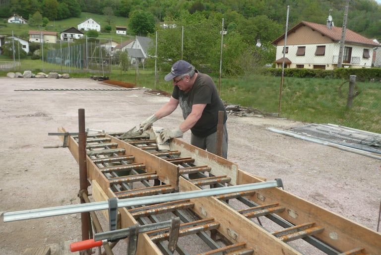 Remplissage de béton dans les traverses de rails