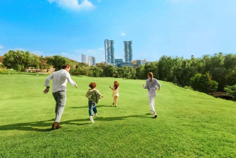 Familia disfrutando las áreas verdes de Bosque Real