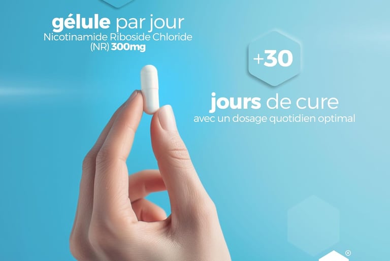 une main de femme tenant un complement alimentaire sous la forme d'une pilule.