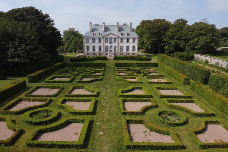 Gîtes de la Cour d'Etienville - Château de Carneville