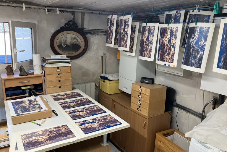 Photographie d'atelier de graveur. 