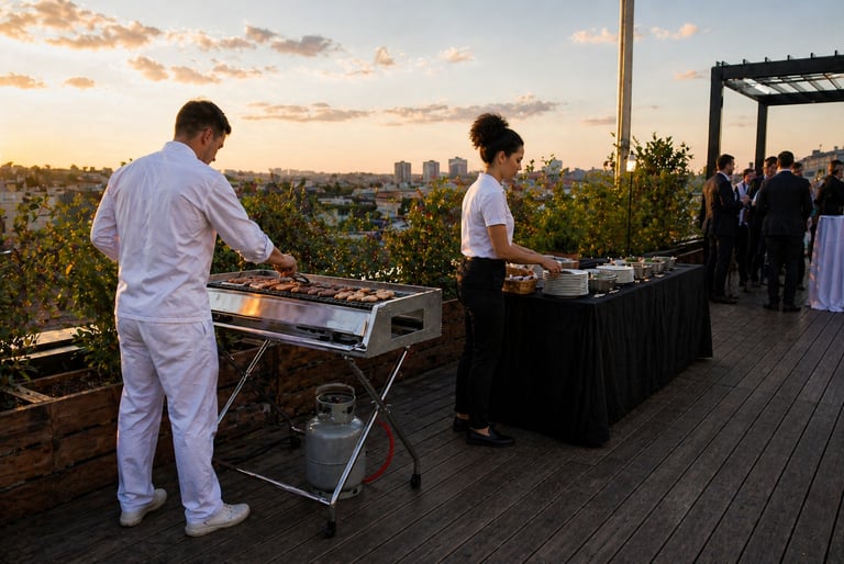 Des traiteurs professionnels grillent de la viande lors d'un événement barbecue sur un toit-terrasse