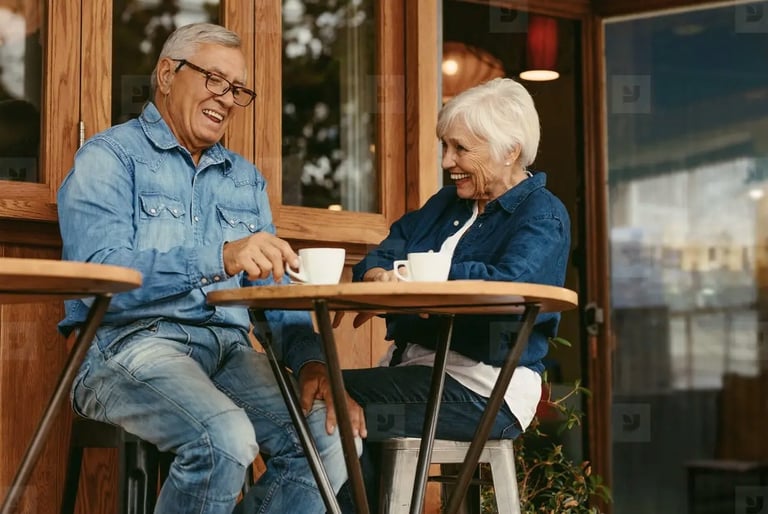 couple-qui-se-rencontre-autour-d'un-café