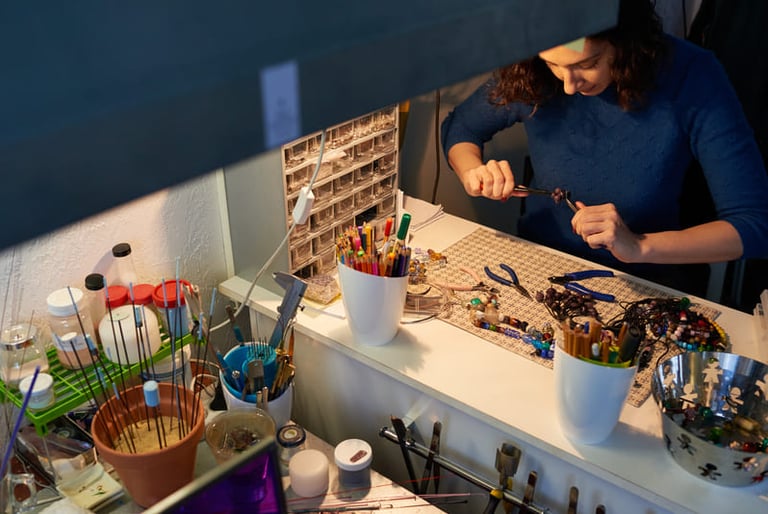 mujer en taller creando artesanías