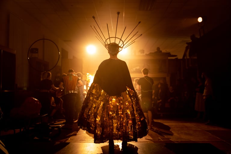 Photo couleur théâtre d'une personne avec une couronne sur une scène