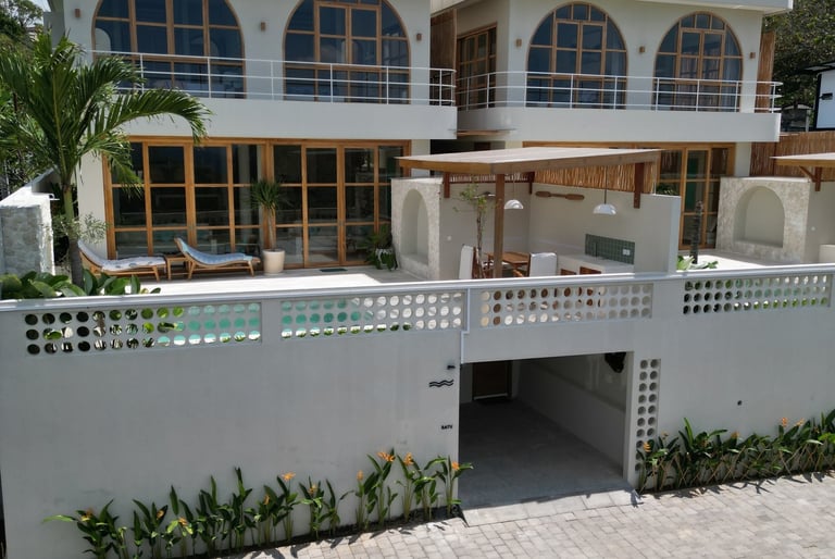 维塔塞蕾娜别墅正面外观，现代风格与开阔海景