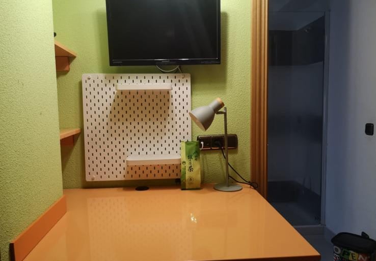 Habitación con amplio escritorio