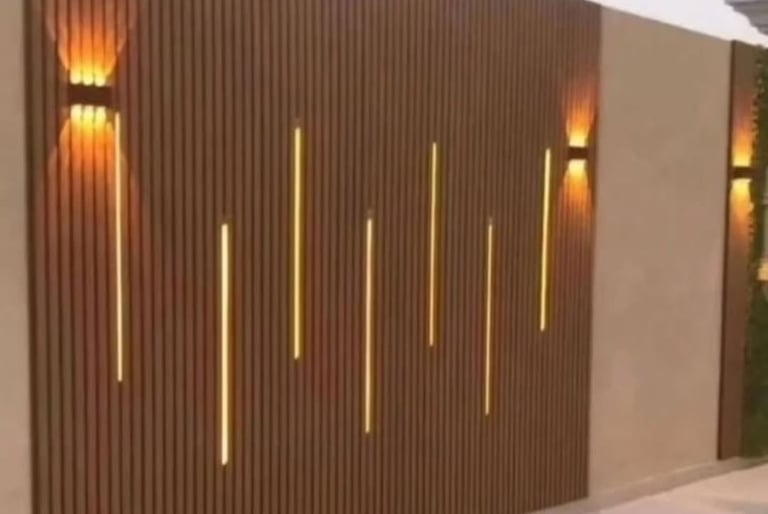 تكسيات جدارية خارجية من بديل الخشب (WPC) بتصميم مودرن مع إضاءة مخفية لسور حديقة بالكويت