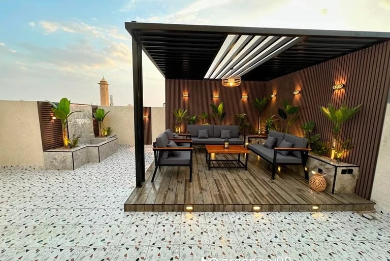 تصميم جلسة خارجية مودرن بالكويت، تُظهر جمال تكسيات بديل الخشب (WPC) للجدران والأرضيات، مع إضاءة لاند