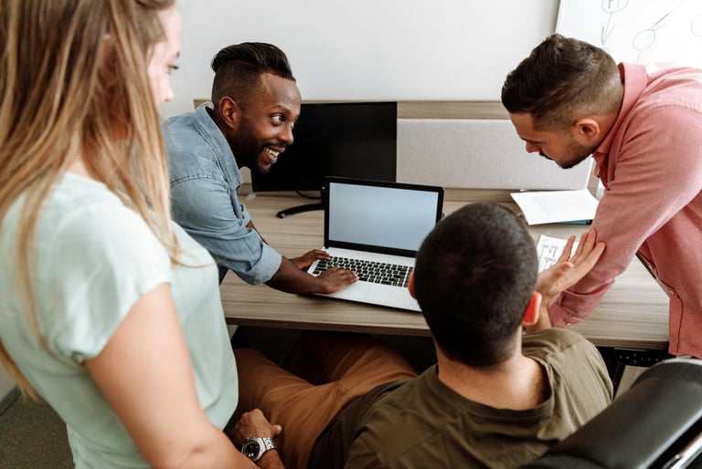 Des employés échangent à propos d’un véhicule