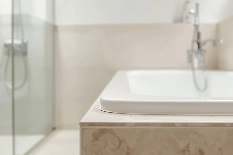 Baignoire avec joints silicone propres et bien lissés dans une salle de bain moderne à Belfort