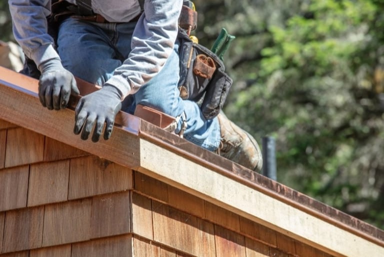 pose de rive sur toiture en renovation