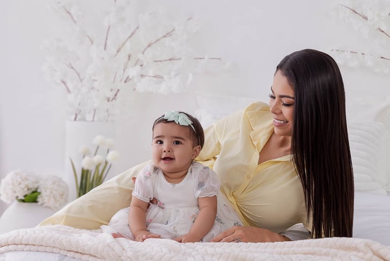 Mini sesiones día de la madre 2026, madre con hija en habitación blanca, Adriana Hernández