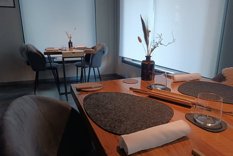 La sala del Grow Restaurant di Albiate con tavoli in legno e atmosfera essenziale