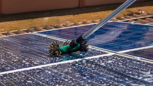 Brosse nettoyante sur panneau solaire